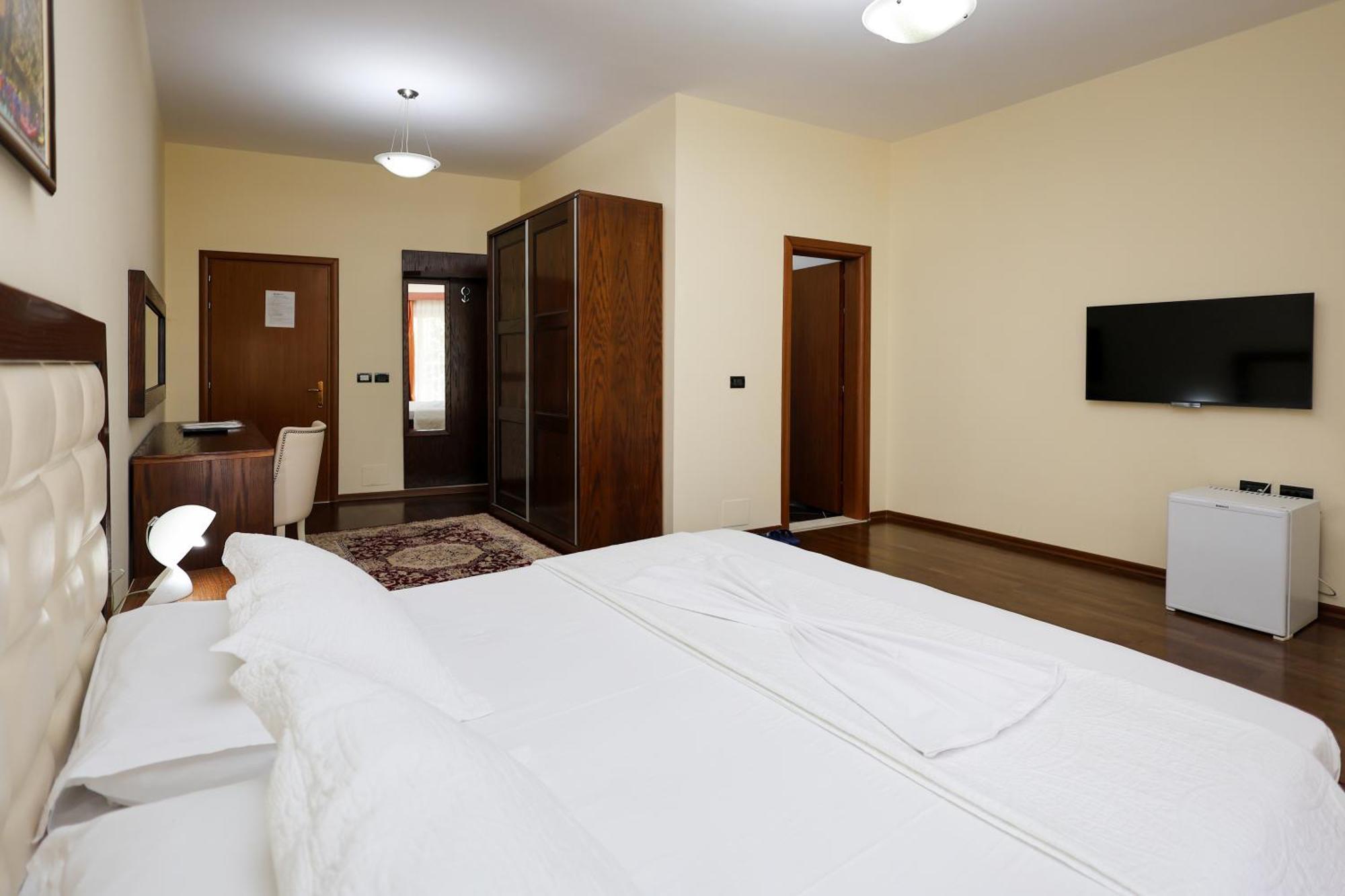 Hotel Kanione Cerenisht Buitenkant foto