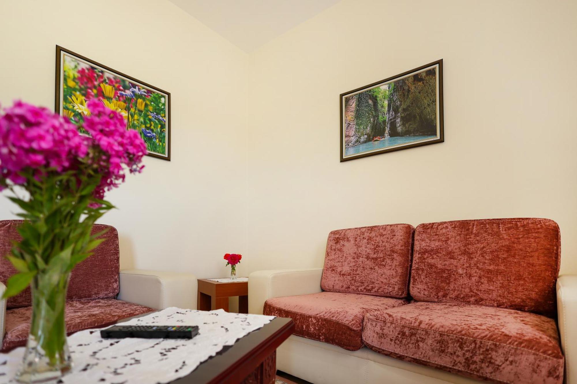 Hotel Kanione Cerenisht Buitenkant foto