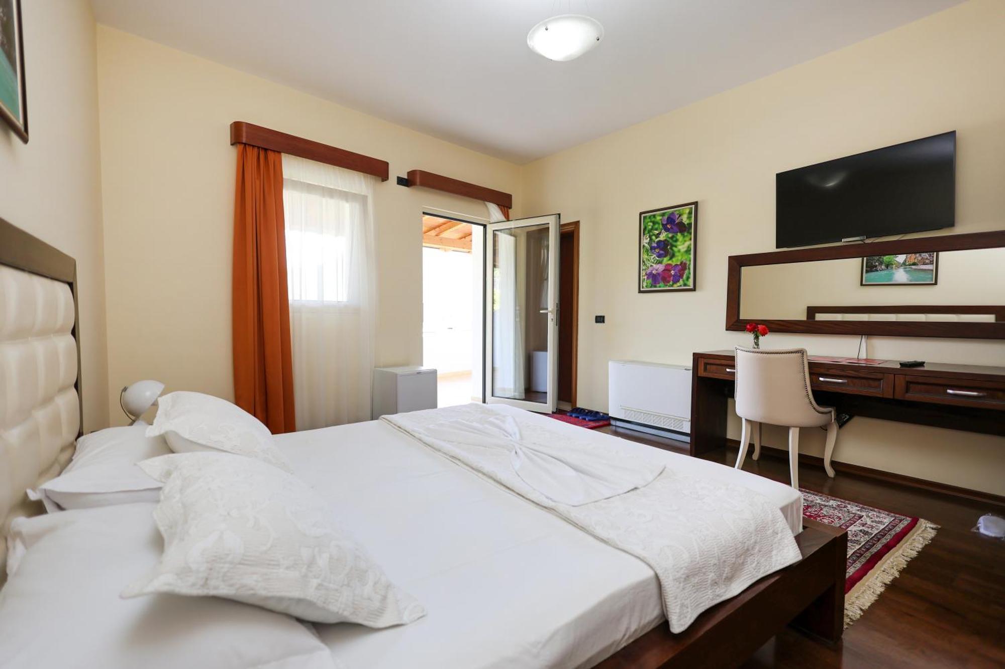 Hotel Kanione Cerenisht Buitenkant foto