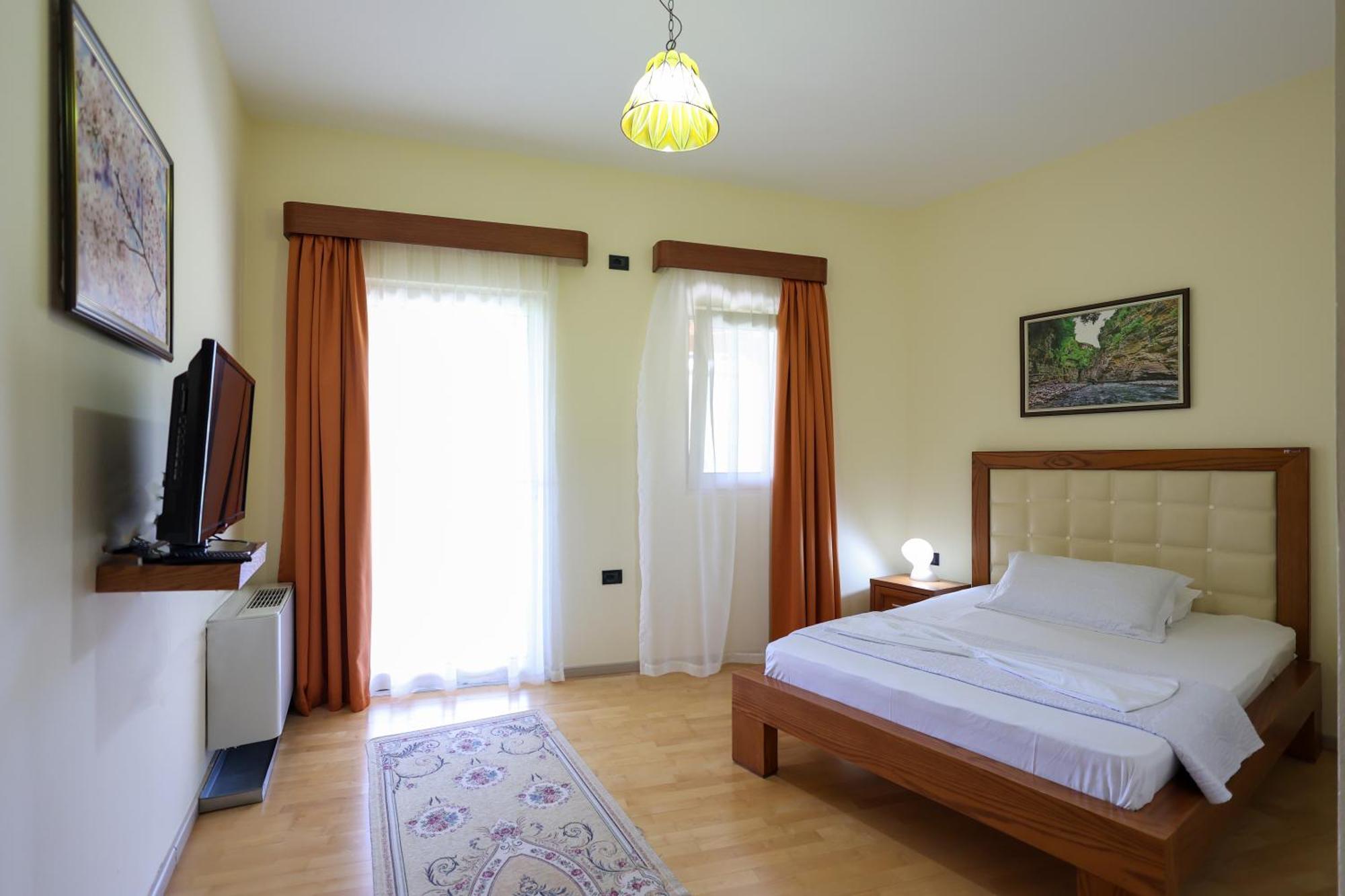 Hotel Kanione Cerenisht Buitenkant foto