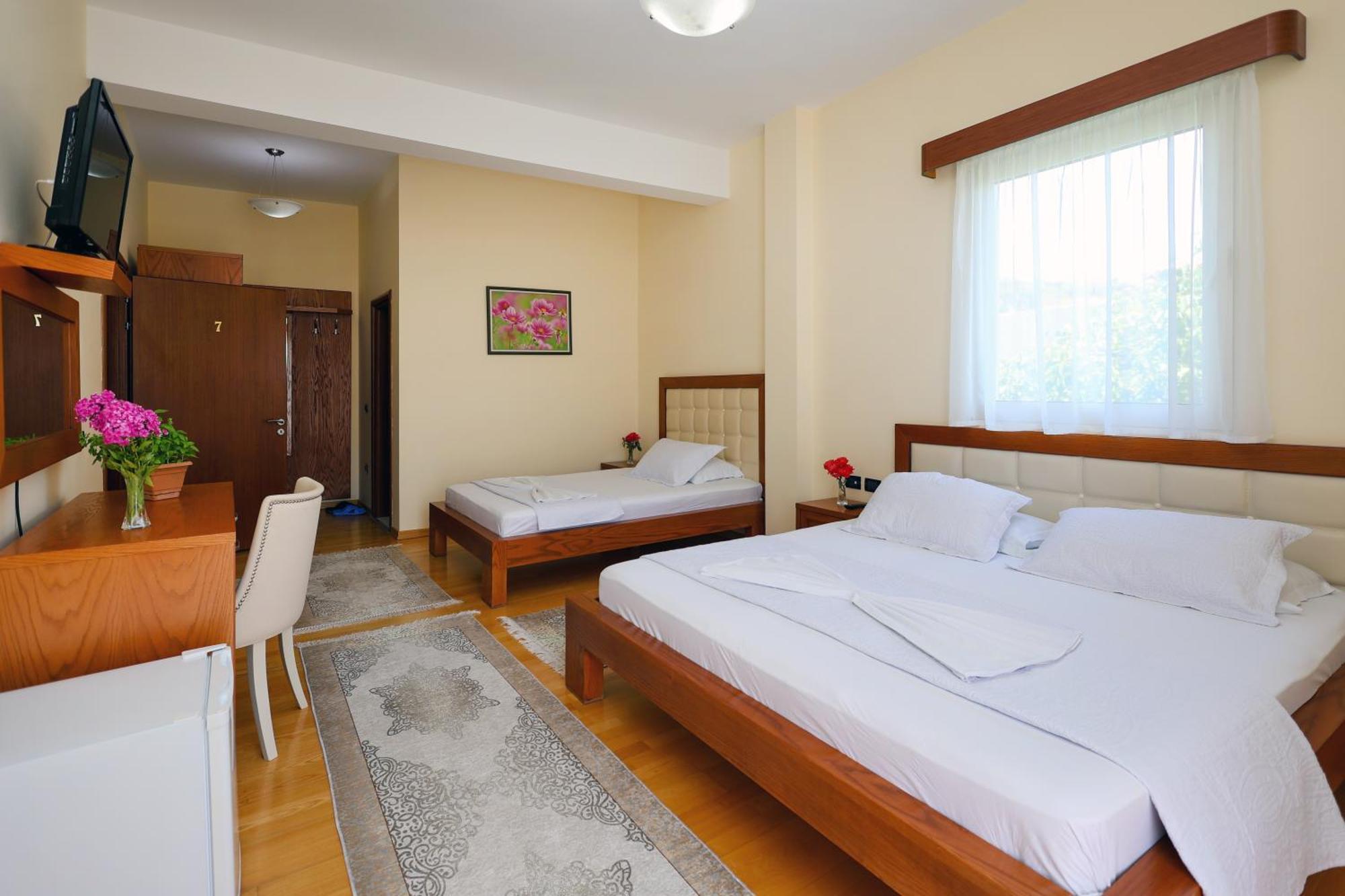 Hotel Kanione Cerenisht Buitenkant foto