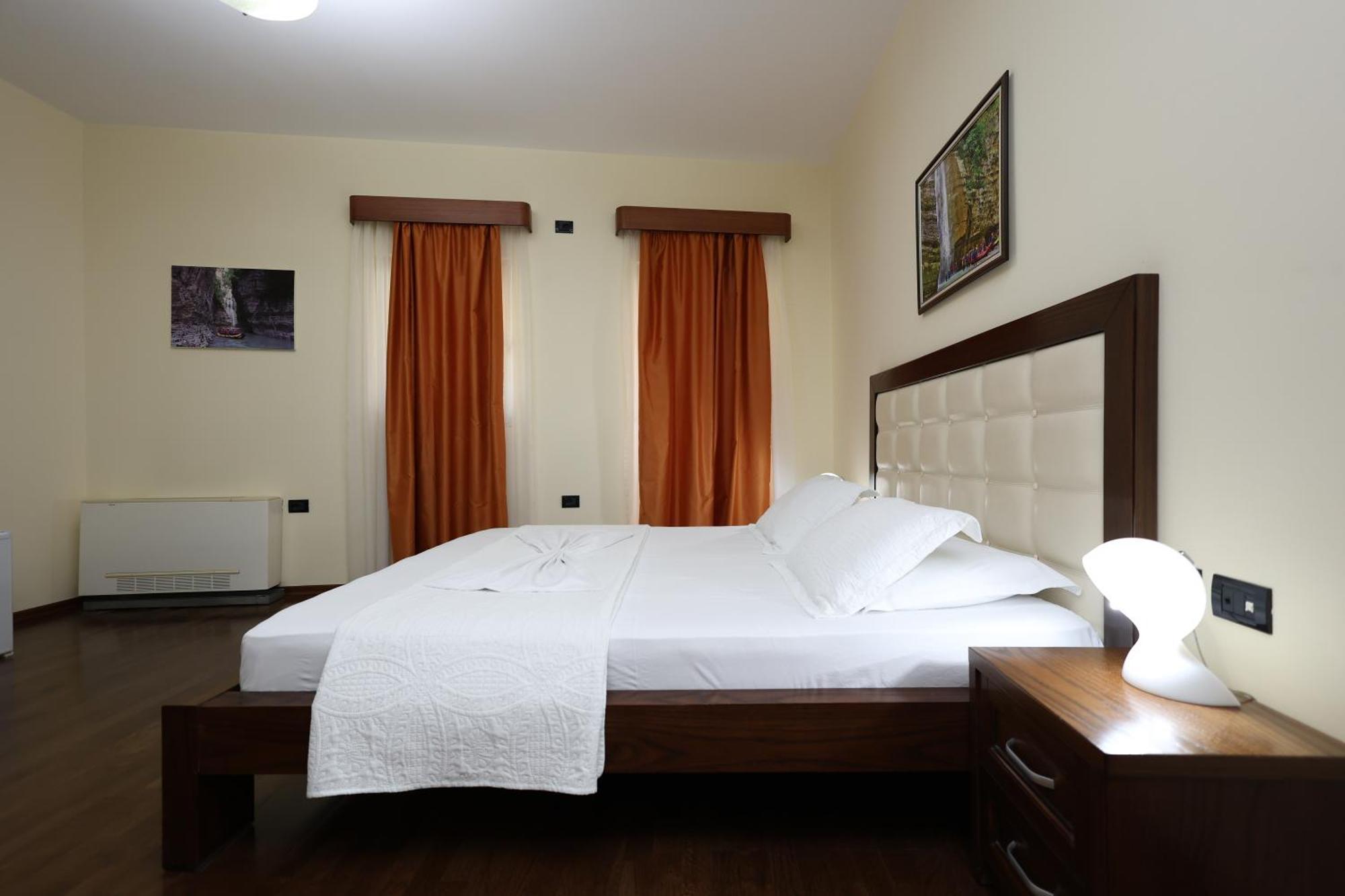 Hotel Kanione Cerenisht Buitenkant foto